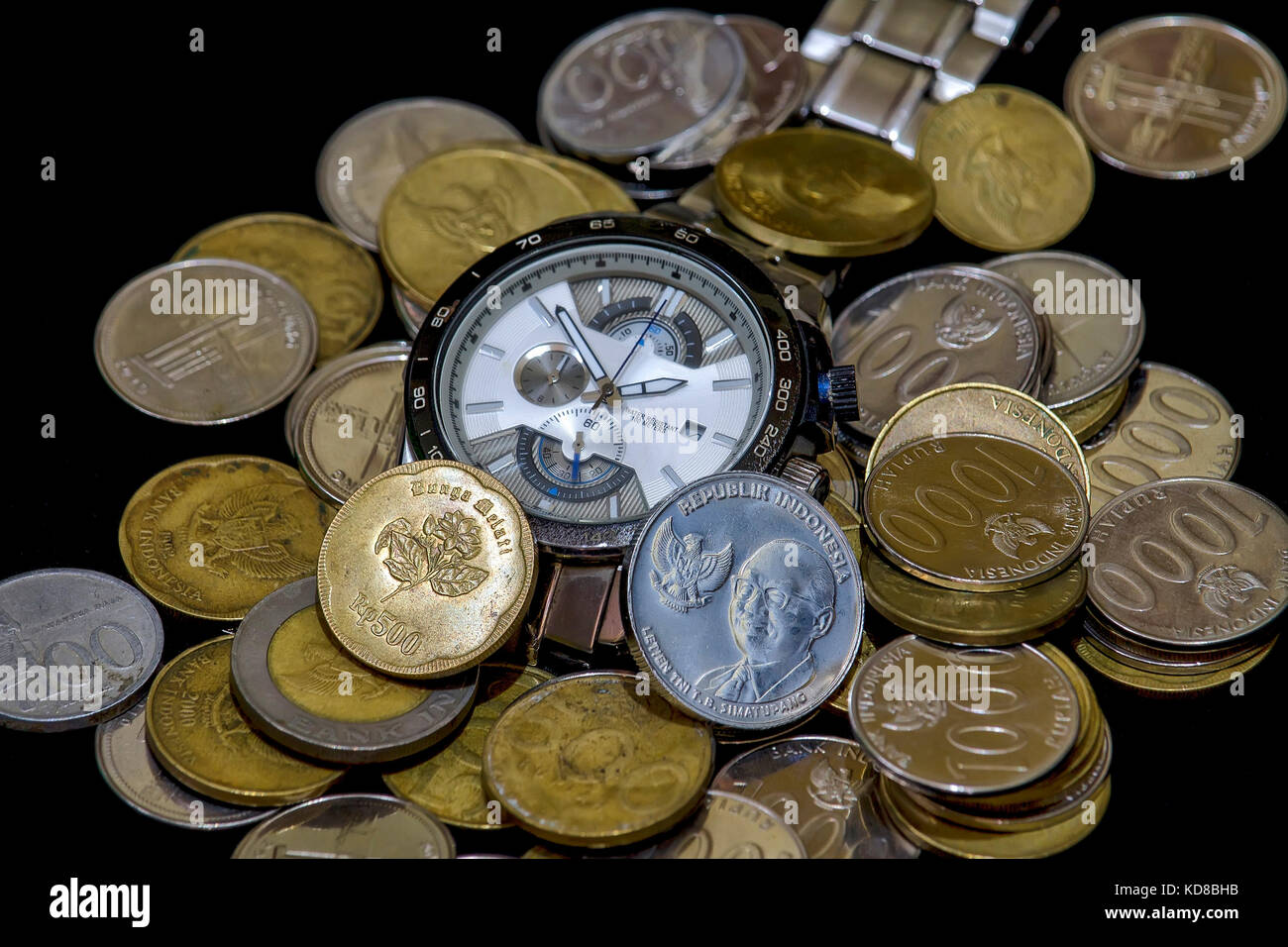 Con un orologio di vecchie monete Foto Stock