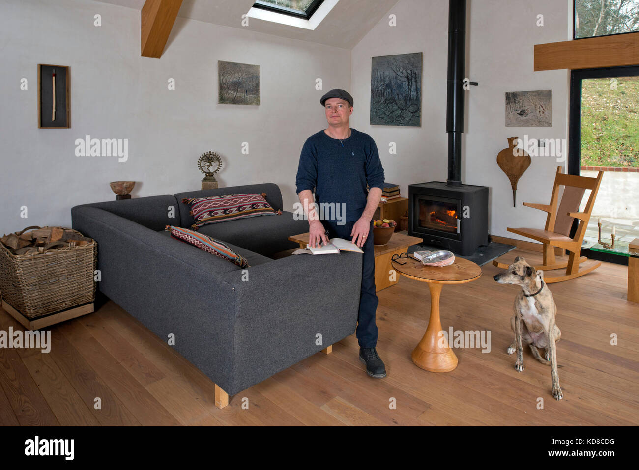 Mobilio maker James Verner nella sua casa nel Dorset. Foto Stock