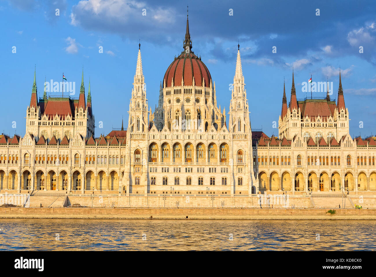 La simmetrica facciata principale e la cupola centrale del parlamento ungherese edificio si affacciano sul fiume Danubio - Budapest, Ungheria Foto Stock