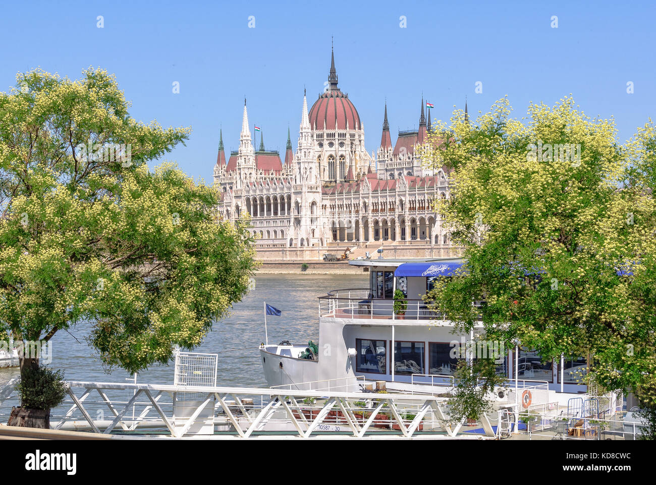 Edificio del Parlamento ungherese fotografato dal molo di Sztehlo Gábor (rakpart) - Budapest, Ungheria Foto Stock