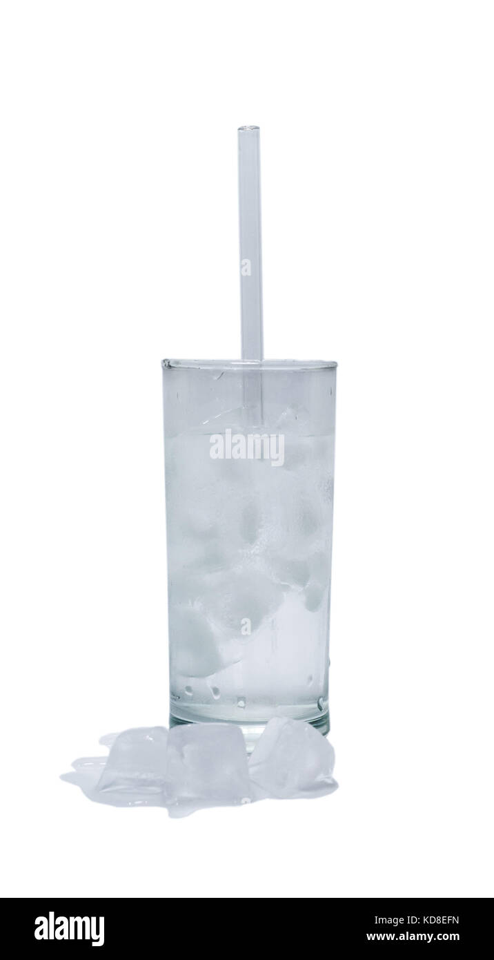 Vetro isolato di acqua pura con vetro cannuccia e ghiaccio. oggetto, bevanda. Foto Stock