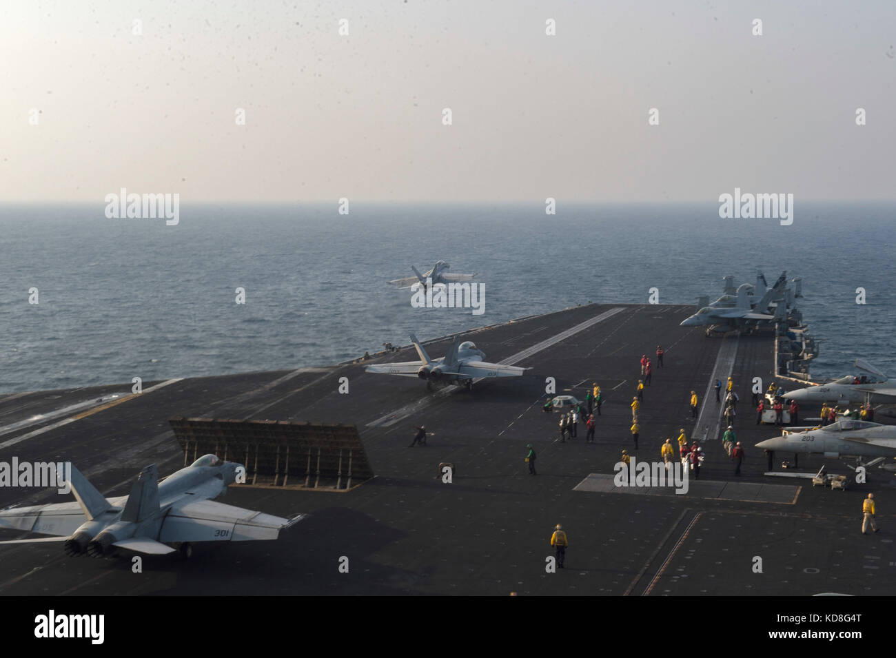 Operazioni di volo a bordo del ponte di volo della USS Nimitz portaerei. Foto Stock