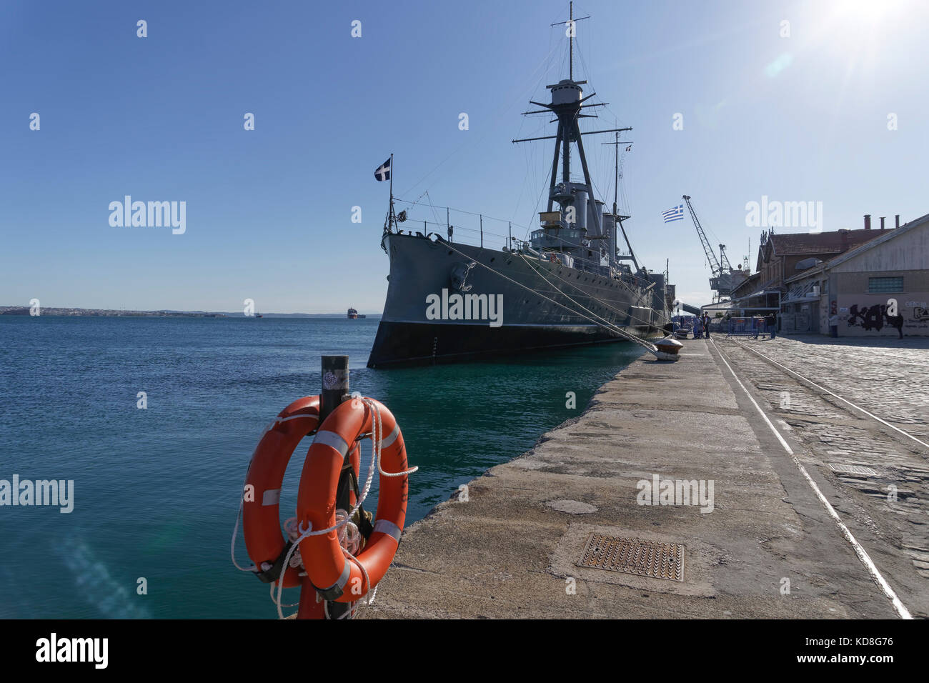 Nave da guerra greca averof ormeggiata nel porto di Salonicco, Grecia con bandiera greca sventolare. lanciato nel 1910, g. averof è una variante di incrociatore corazzato in un b Foto Stock