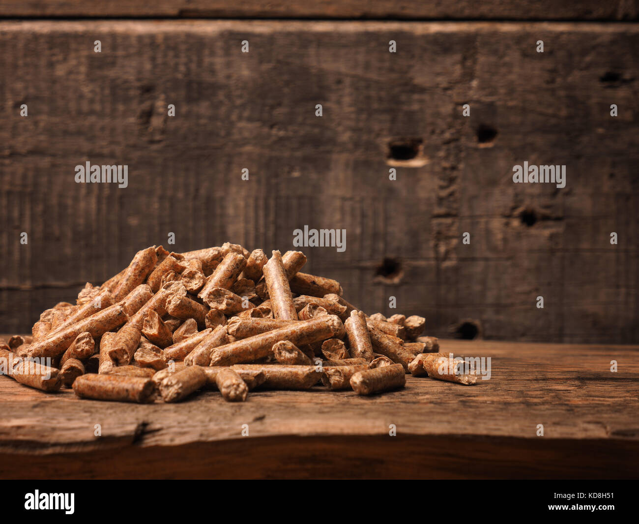 Pila di pellets di legno su un legno rustico sfondo, energia alternativa, concetto di ecologia Foto Stock