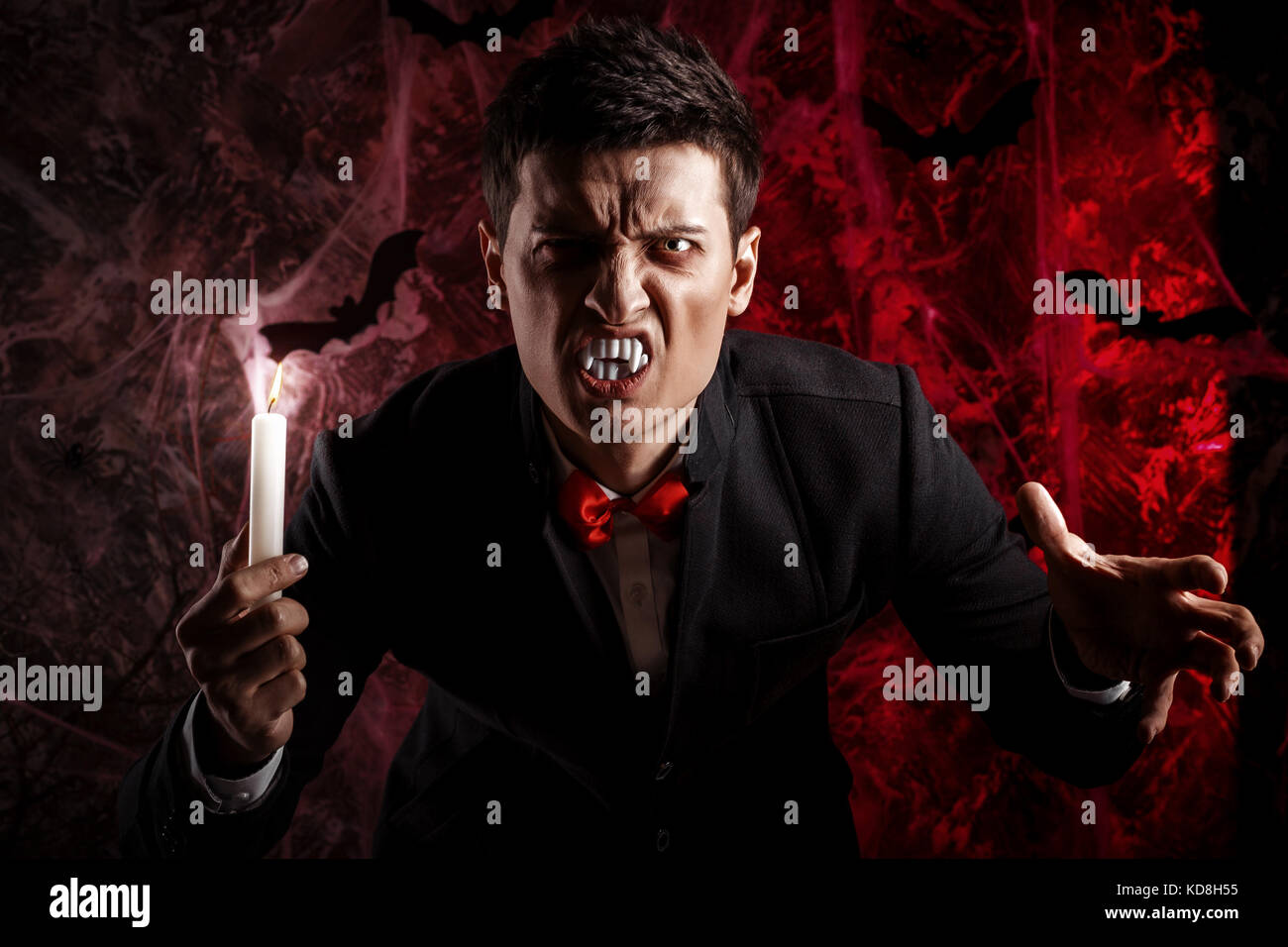 Bel uomo vestito in un costume di Dracula per Halloween. Foto Stock