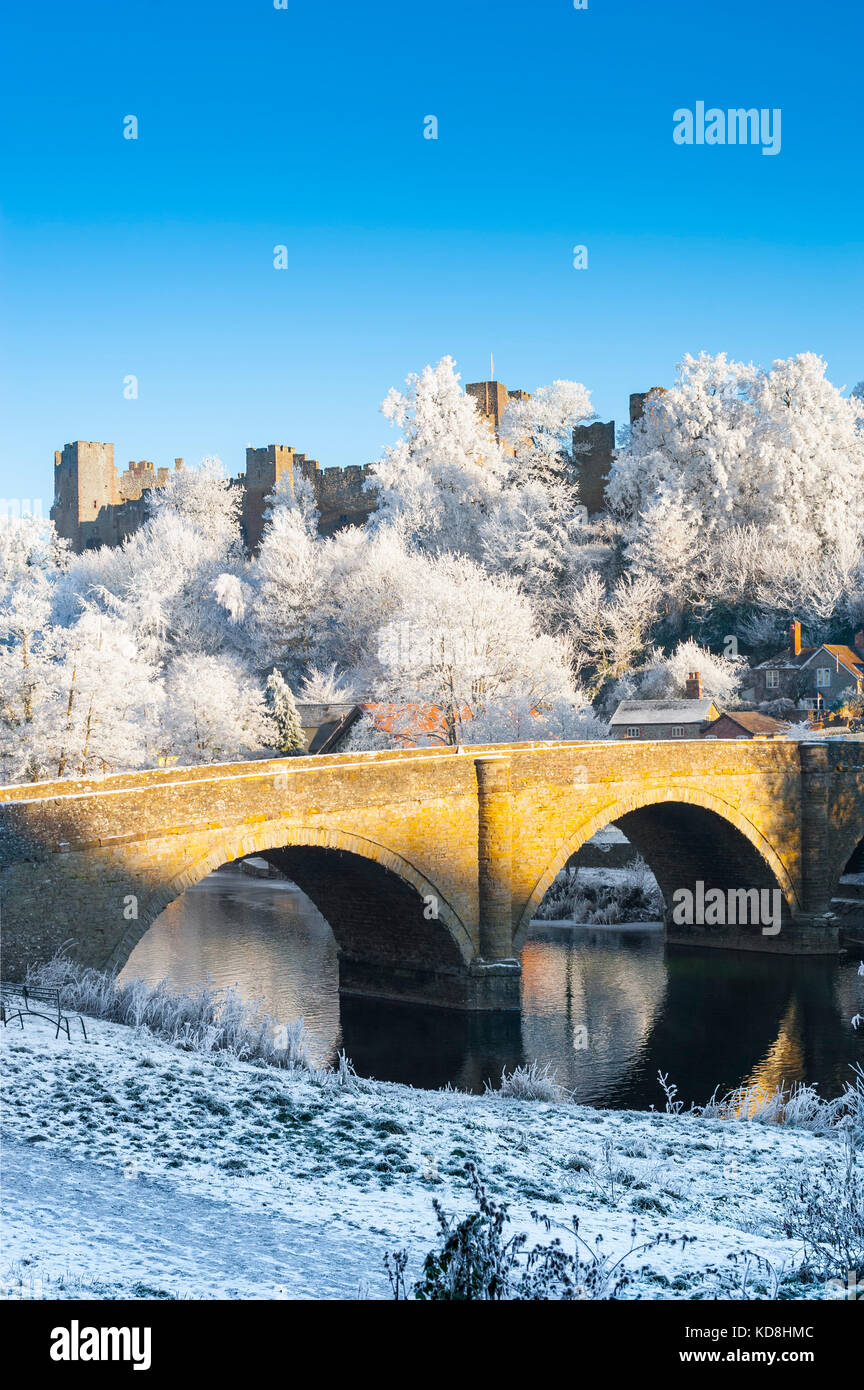 Dinham Bridge e Ludlow Castle sotto uno strato di brina trasformata per forte gradiente copre Ludlow, Shropshire, Inghilterra. Foto Stock