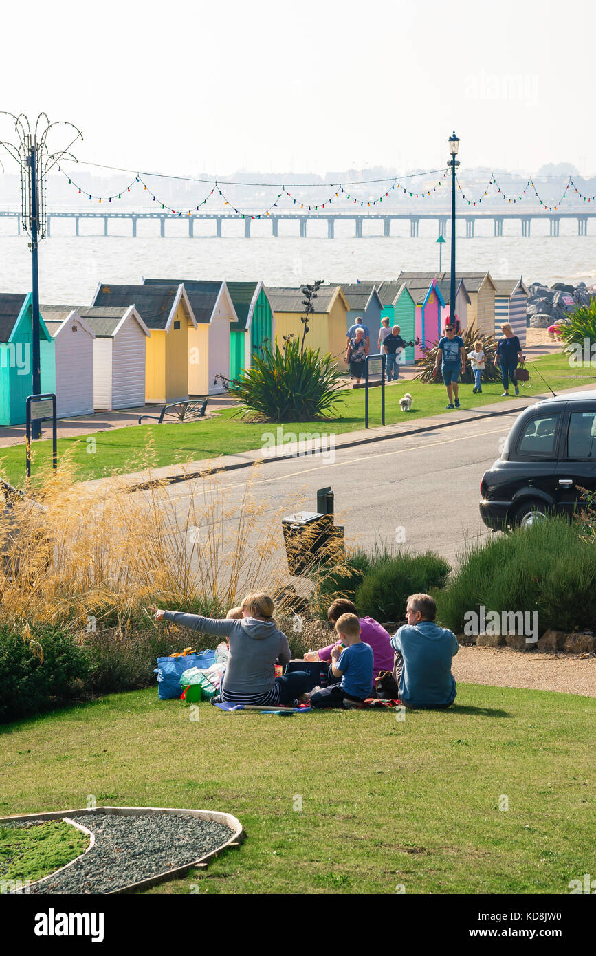 Felixstowe Suffolk UK, un picnic in famiglia in un angolo dei Giardini Esplanade che si affacciano sul lungomare nella tradizionale località di Felixstowe, Inghilterra Foto Stock