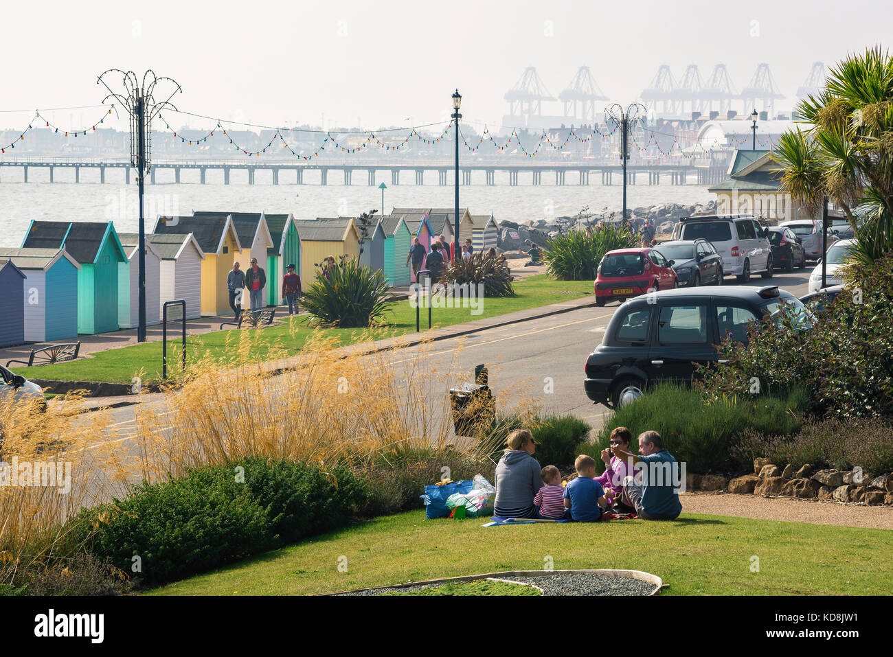 Felixstowe Suffolk REGNO UNITO, una famiglia hanno un picnic in un angolo della Spianata dei giardini che si affaccia sul mare nel tradizionale villaggio di Felixstowe. Foto Stock