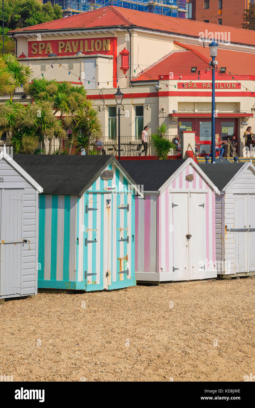 Felixstowe beach Suffolk, vista della spiaggia di capanne e la Spa Pavilion lungo il lungomare di Felixstowe su un pomeriggio d'estate, Suffolk REGNO UNITO. Foto Stock