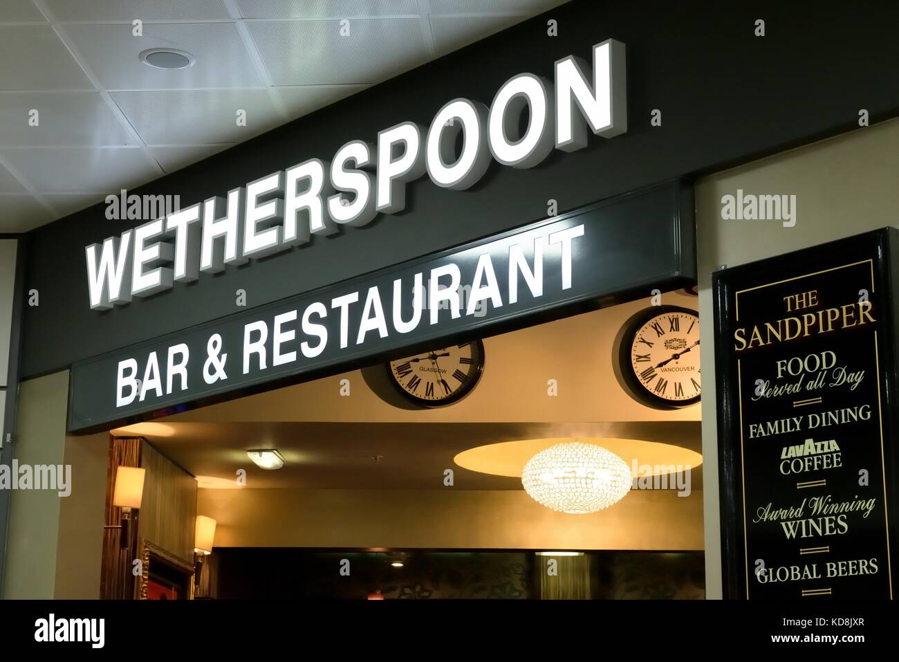 Wetherspoon's bar e ristorante in Glasgow Airport Terminal, Scotland, Regno Unito Foto Stock