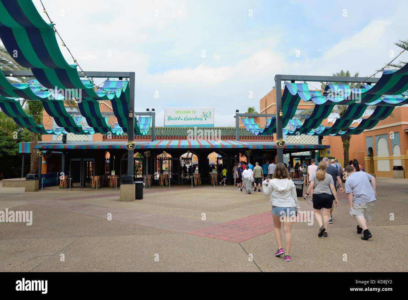 La gente a piedi dall'entrata di Busch Gardens, Florida, Stati Uniti d'America Foto Stock