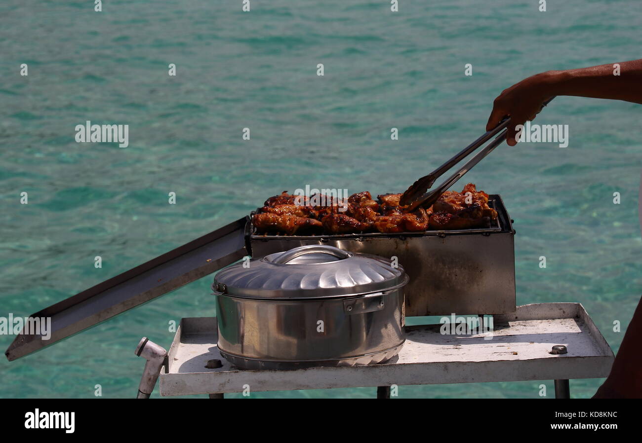 Barbecue sul ponte di una barca a vela mentre in formato paesaggio con  spazio di copia Foto stock - Alamy