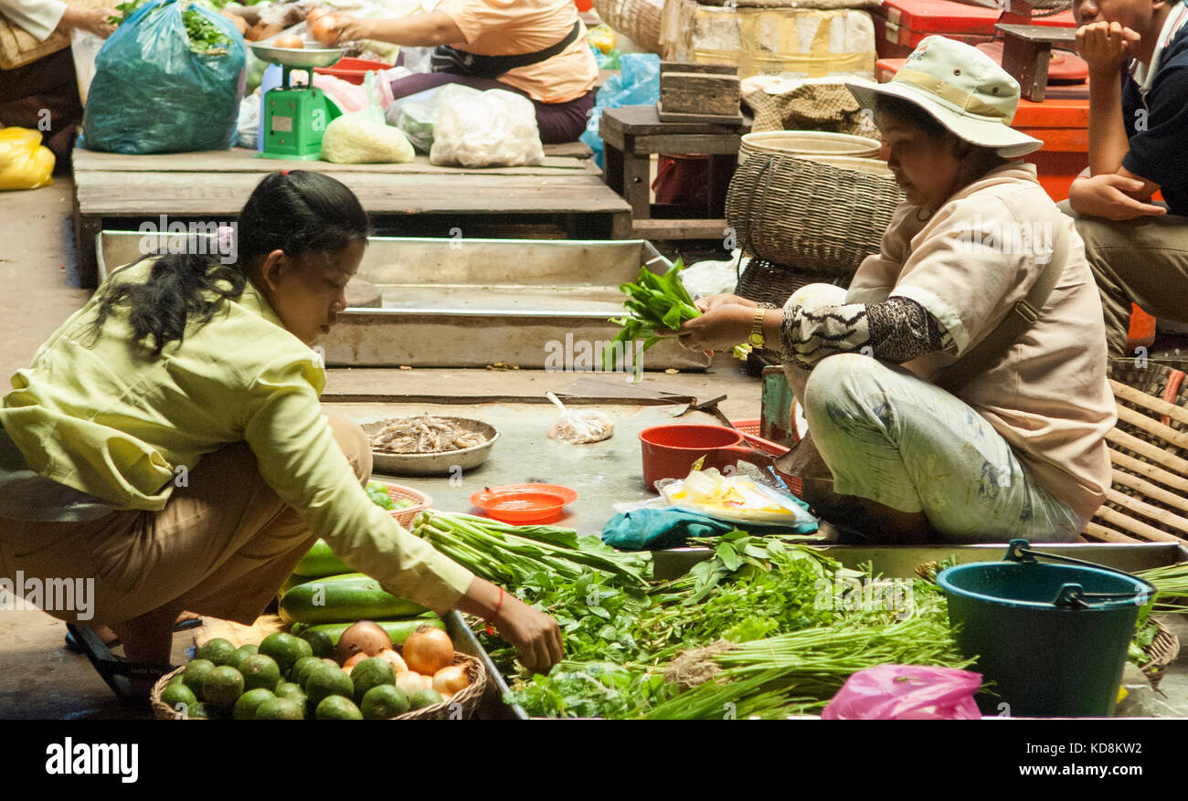 Alimenti freschi, il mercato di frutta e verdura, per la popolazione locale in Siem Reap, Cambogia Foto Stock