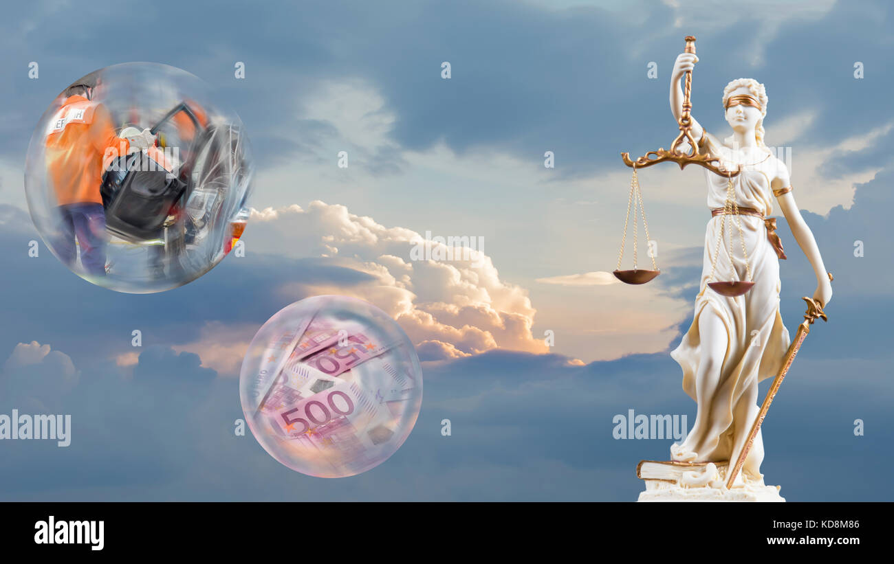 Giustizia figura nella parte anteriore del cielo, sfera di vetro con incidente e sfera di vetro con un sacco di soldi come 16 a 9 Foto Stock