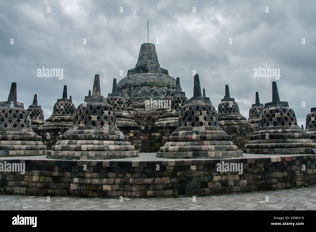 La stupa forato sulla sommità del tempio di Borobudur, Yogyakarta, Indonesia Foto Stock