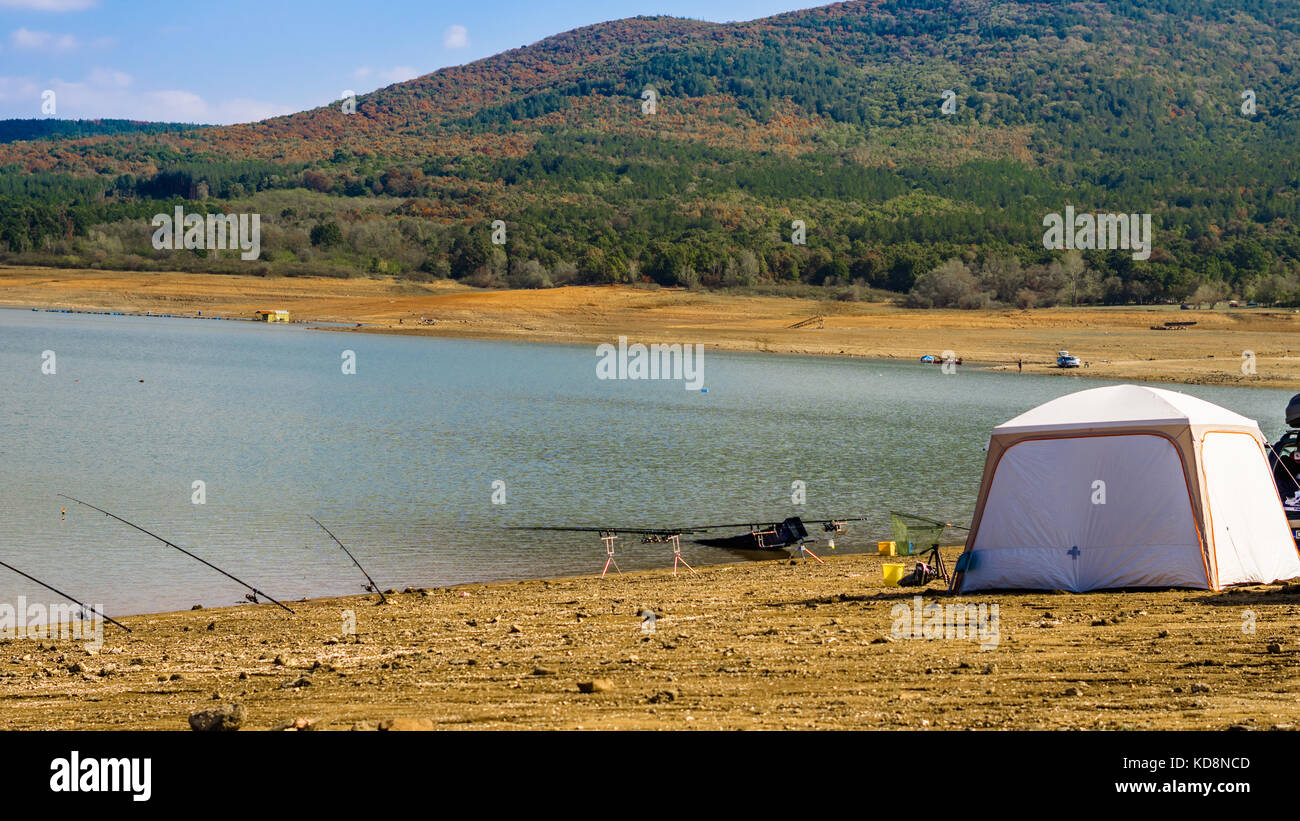 Diga jrebchevo, bulgaria accampamento di pesca con tenda durante il giorno. Foto Stock