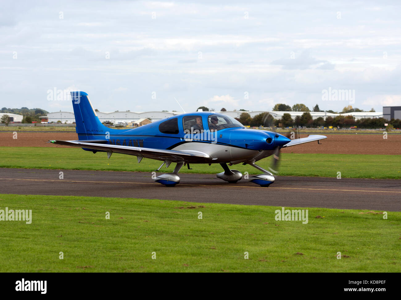 Cirrus SR22T a Wellesbourne Airfield, Warwickshire, Regno Unito (N644MW) Foto Stock