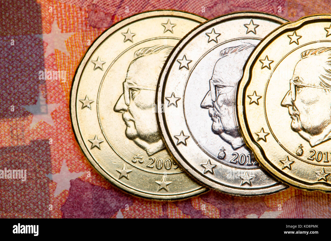 Monete belghe in euro su una nota di 10 euro: Re Alberto II Foto Stock