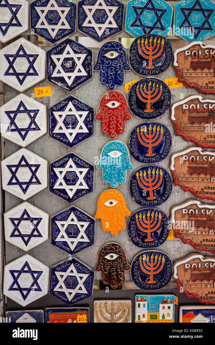 Cracovia in Polonia - 7 settembre 2016: souvenir magneti con simboli ebraici (Magen David menorah, hamsa) visualizzato in vendita nel quartiere ebraico di Kazimierz Foto Stock