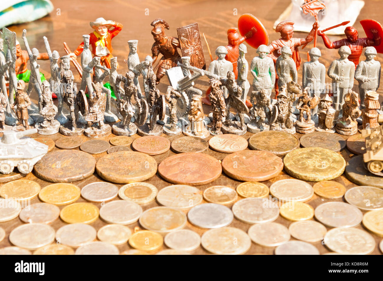 Monete antiche e toy soldiers su una bancarella di un mercato delle pulci di Lviv, Ucraina. Foto Stock
