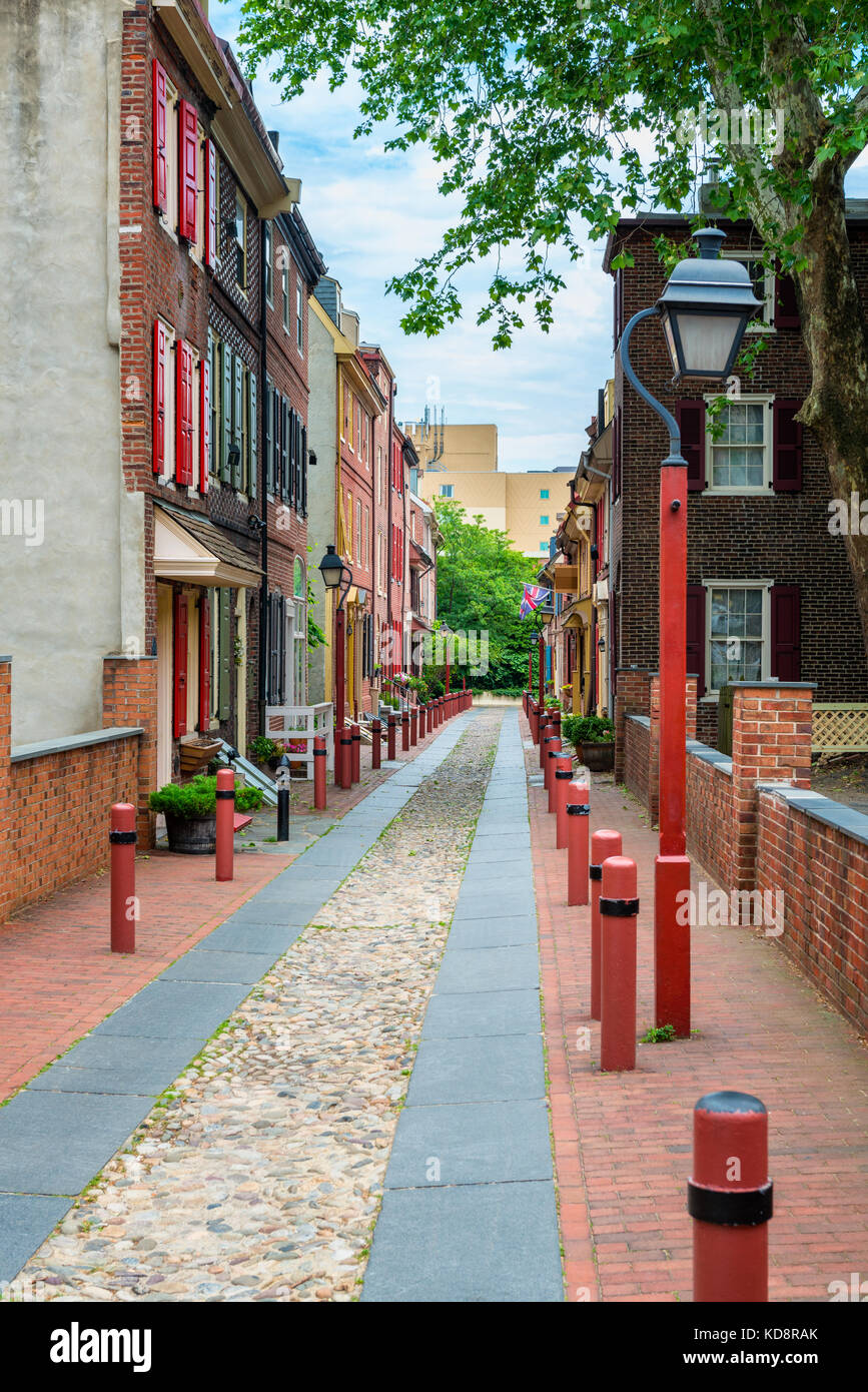 Elfreth's Alley a Philadelphia, Pennsylvania, Stati Uniti. Questo vicolo distintivo è conosciuto per essere la più antica strada residenziale d'America, abitata dal 1702 Foto Stock