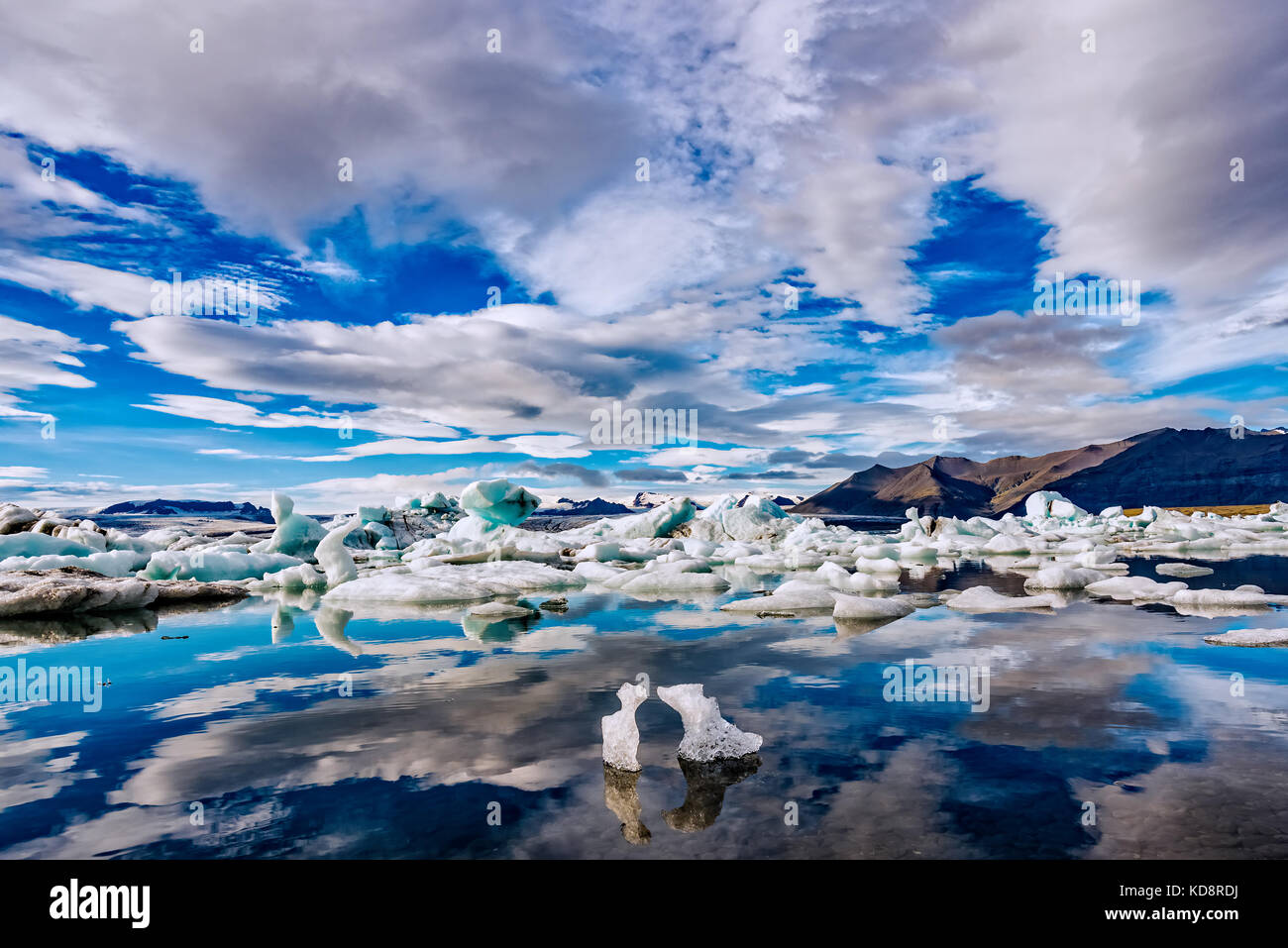 Il ghiaccio naturale le sculture di due animali baciare in jokulsarlon laguna glaciale nel sud dell'Islanda Foto Stock