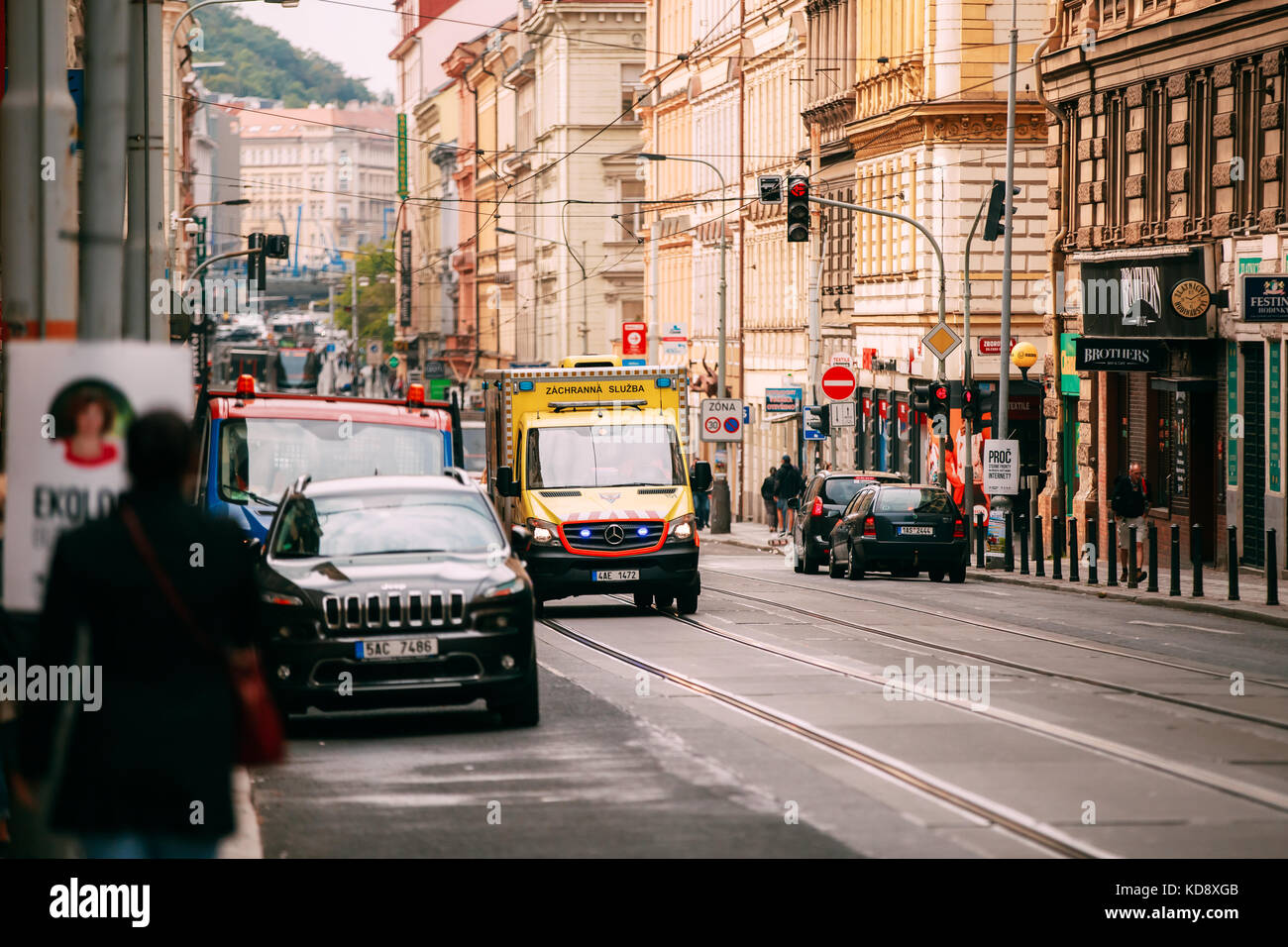 Praga, Repubblica Ceca - 23 settembre 2017: movimento con sirena di giallo luminoso di emergenza rianimazione ambulanza mercedes benz van auto sulla strada lidicka Foto Stock