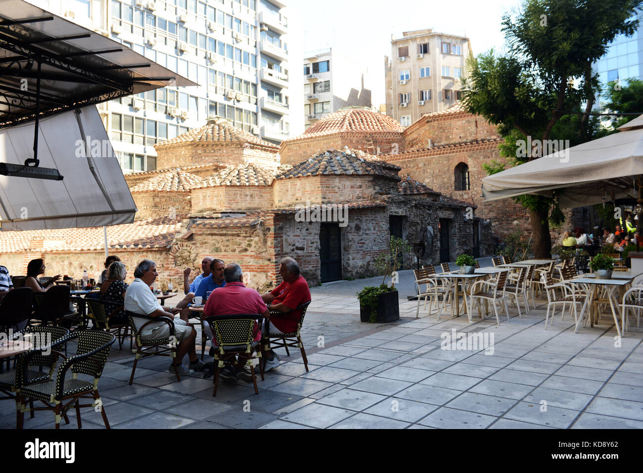 Local Greci amano socializzare in caffè e ristoranti locali a Salonicco. Foto Stock