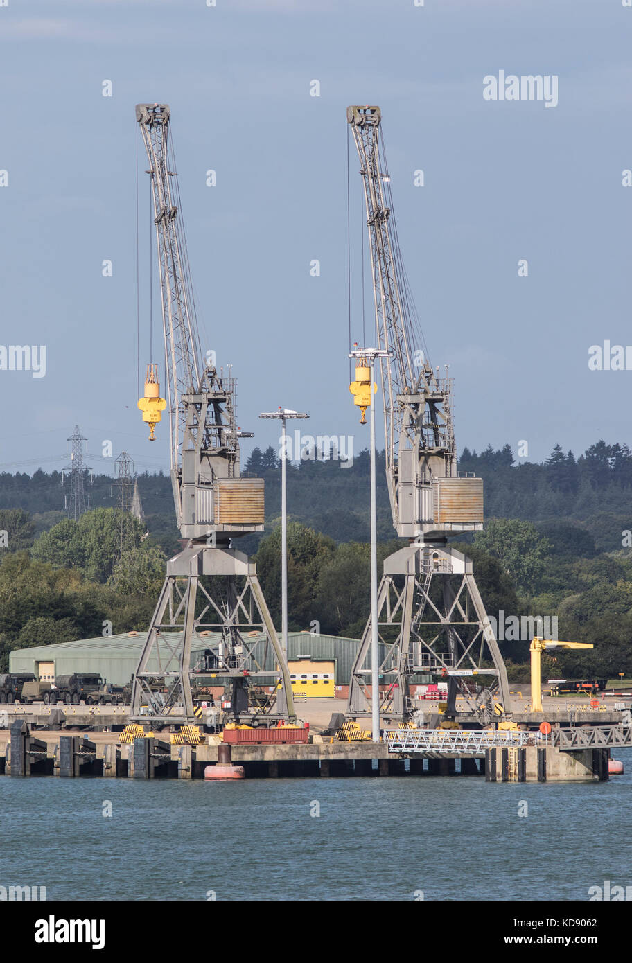 Due dock lato in Southampton contro un cielo blu Foto Stock