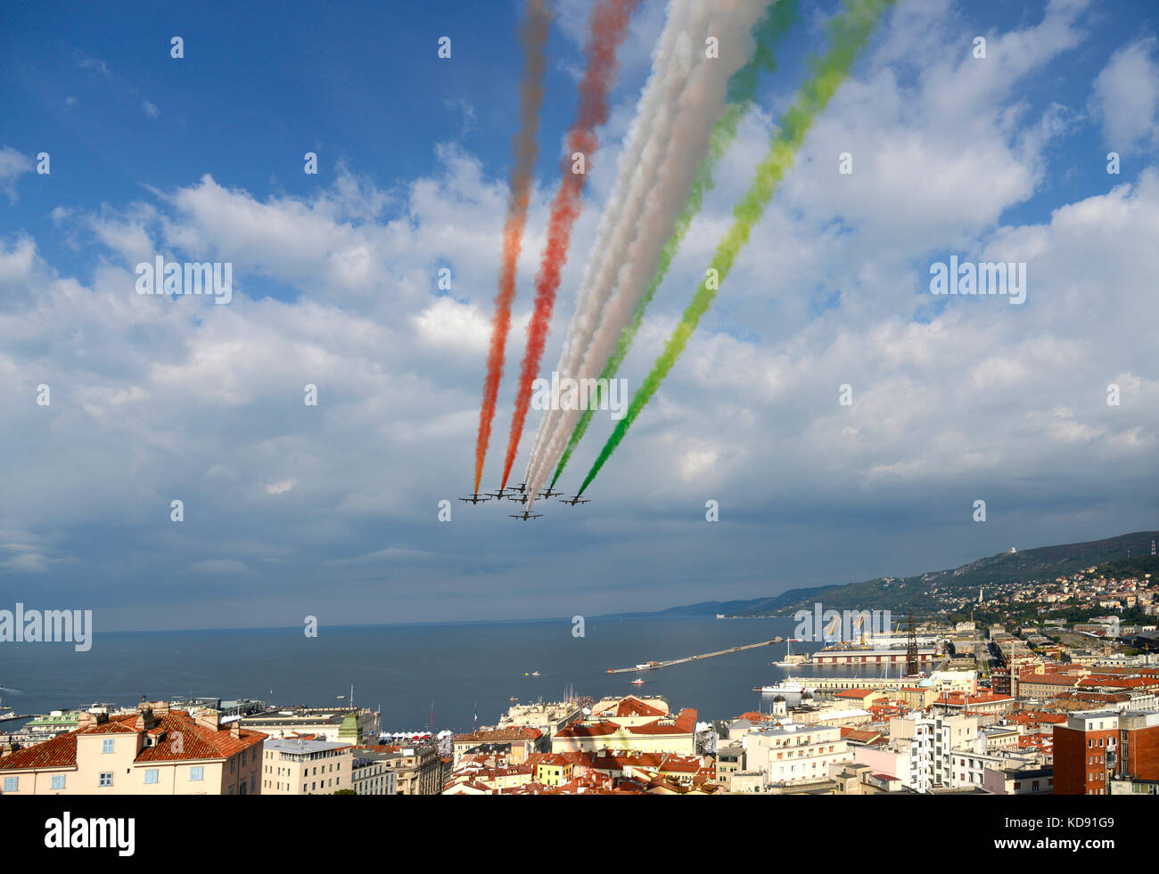 Italia Friuli V. G. la mostra di squadroni acrobatici a Trieste per la Barcolana Sailing Show nell'ottobre 2017 Foto Stock