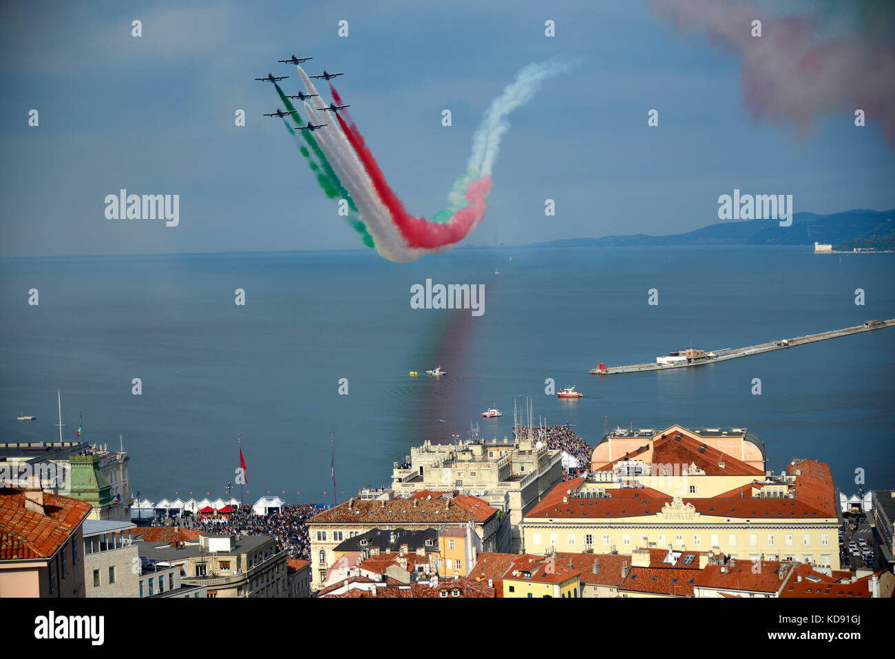 Italia Friuli V. G. la mostra di squadroni acrobatici a Trieste per la Barcolana Sailing Show nell'ottobre 2017 Foto Stock