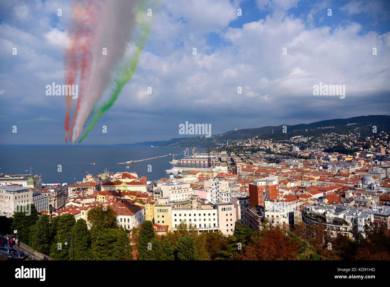 Italia Friuli V. G. la mostra di squadroni acrobatici a Trieste per la Barcolana Sailing Show nell'ottobre 2017 Foto Stock