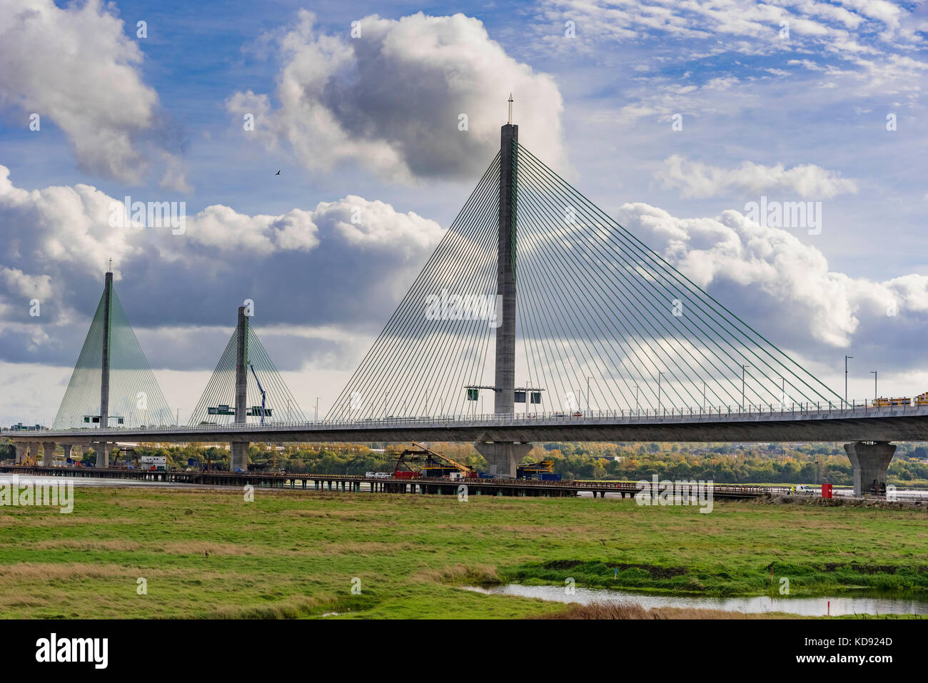 Nuovo gateway sospensione ponte sul fiume Mersey tra Widnes e Runcorn dovuta all aperto in ottobre 2017. Foto Stock