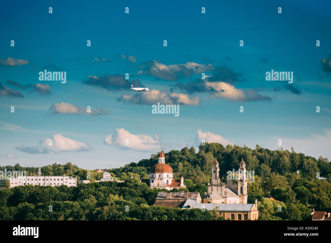 Vilnius, Lituania. aereo sopra la chiesa dell'Ascensione e la chiesa del Sacro Cuore di Gesù in mezzo al verde delle foglie. destinazione scenic. UNESCO Foto Stock
