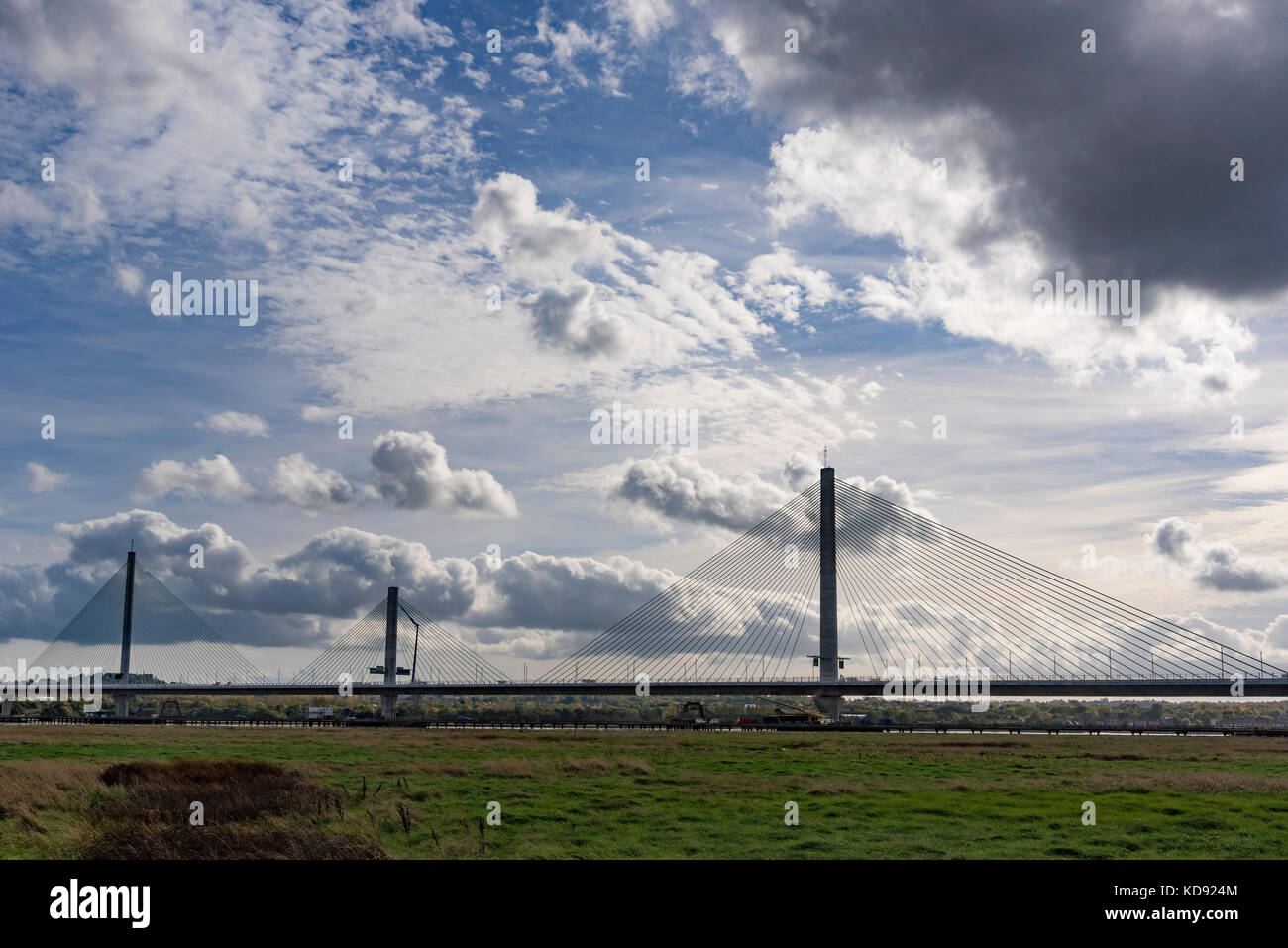 Nuovo gateway sospensione ponte sul fiume Mersey tra Widnes e Runcorn dovuta all aperto in ottobre 2017. Foto Stock