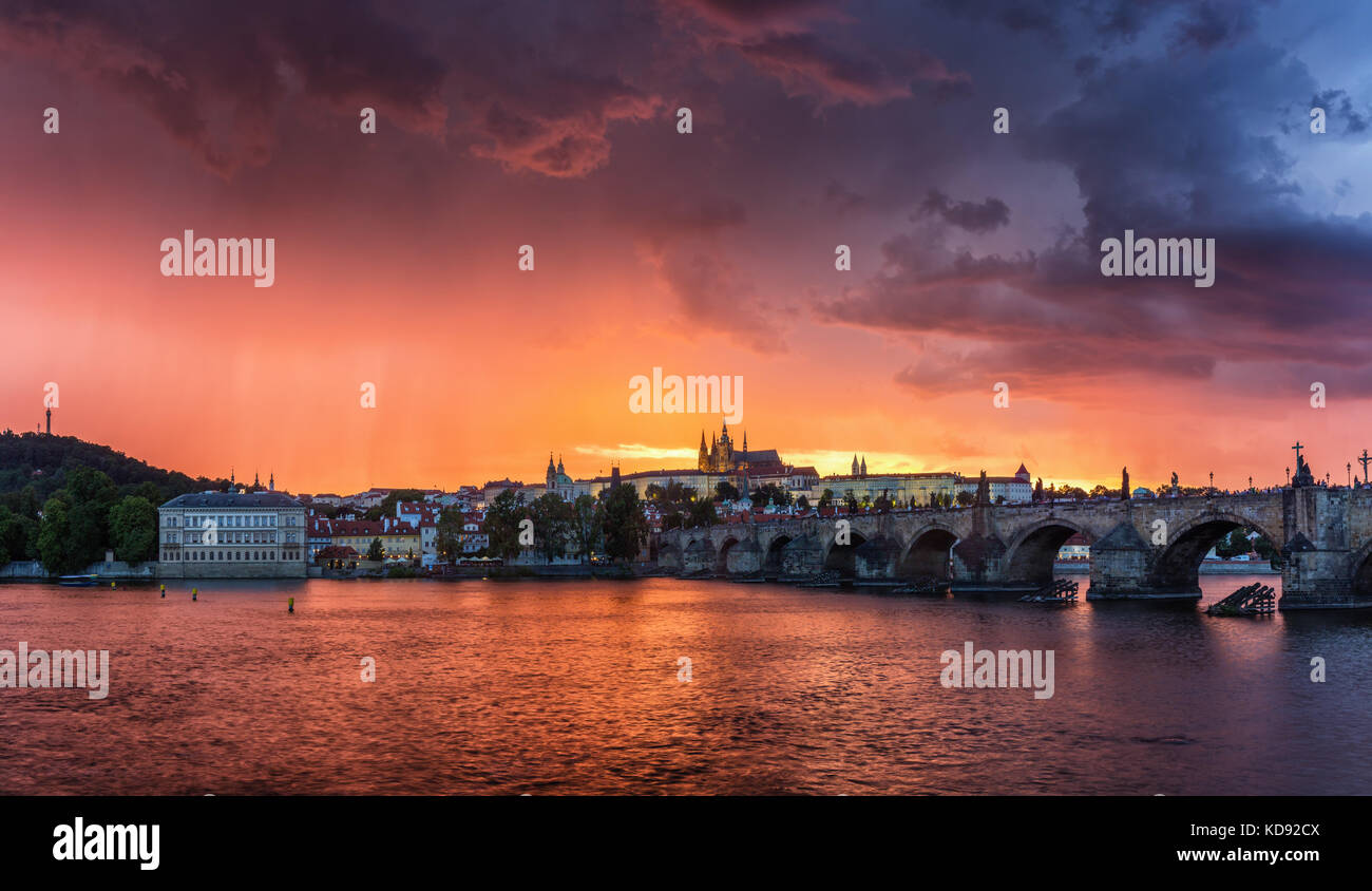 Fantastico fenomeni naturali tempesta estiva per il ponte Carlo e il castello di Praga e sul fiume Moldava a Praga, Repubblica Ceca Foto Stock