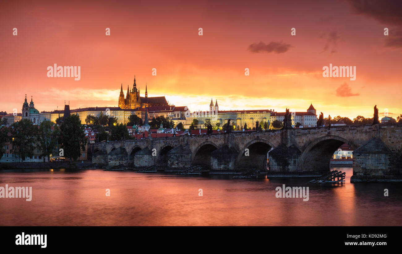 Fantastico fenomeni naturali tempesta estiva per il ponte Carlo e il castello di Praga e sul fiume Moldava a Praga, Repubblica Ceca Foto Stock