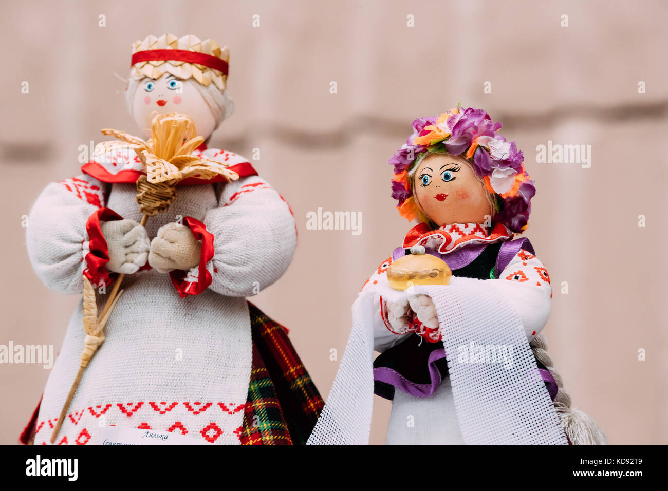 Bielorusso bambola folk. nazionale di musica folk tradizionale bambole sono popolari souvenir dalla Bielorussia. Foto Stock