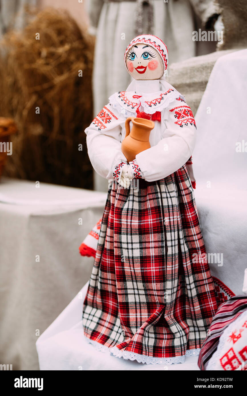 Bielorusso bambola folk. nazionale di musica folk tradizionale bambole sono popolari souvenir dalla Bielorussia. Foto Stock