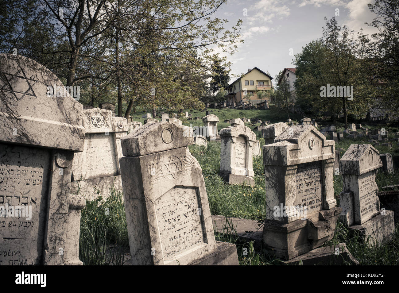 Le cimetière Juif de Sarajevo est l'un des Plus anciens cimetières juif d'Europe. Il est abandonné depuis la fin de la guerre, Sarajevo mai 2015. Il Foto Stock