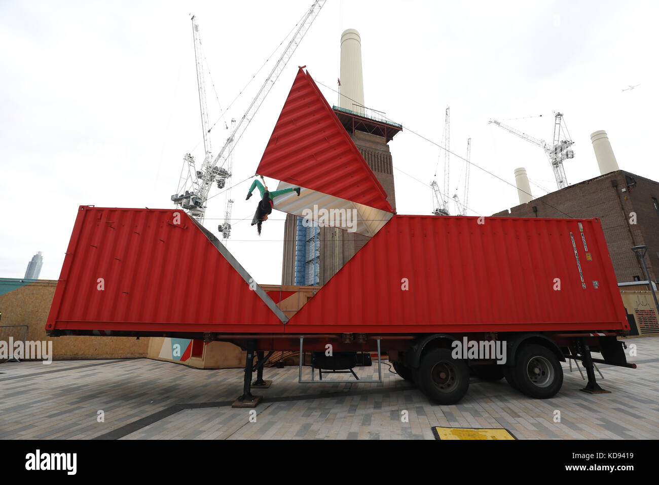 Il coreografo Satchie Noro esegue un estratto dal suo lavoro origami in un adatto contenitore di spedizione durante una chiamata di foto per il lancio di Londra del festival della danza internazionale Dance Umbrella, a Battersea Power Station di Londra. Foto Stock