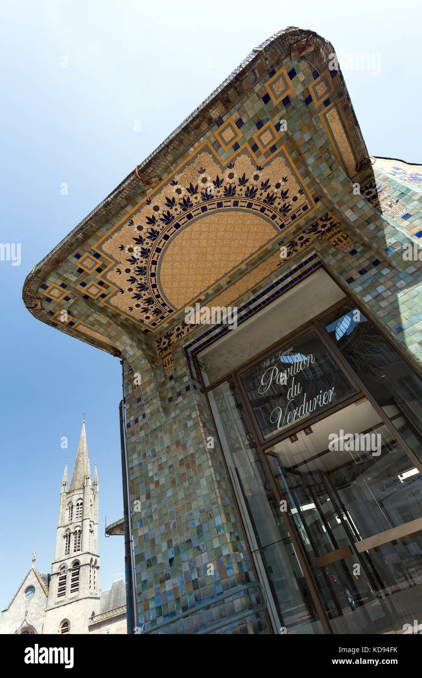 LIMOGES, Limousin, Francia - luglio 2, 2017: l'ingresso al Pavillon du Verdurier con le pareti di mosaico e Saint Pierre chiesa nel retro. Foto Stock
