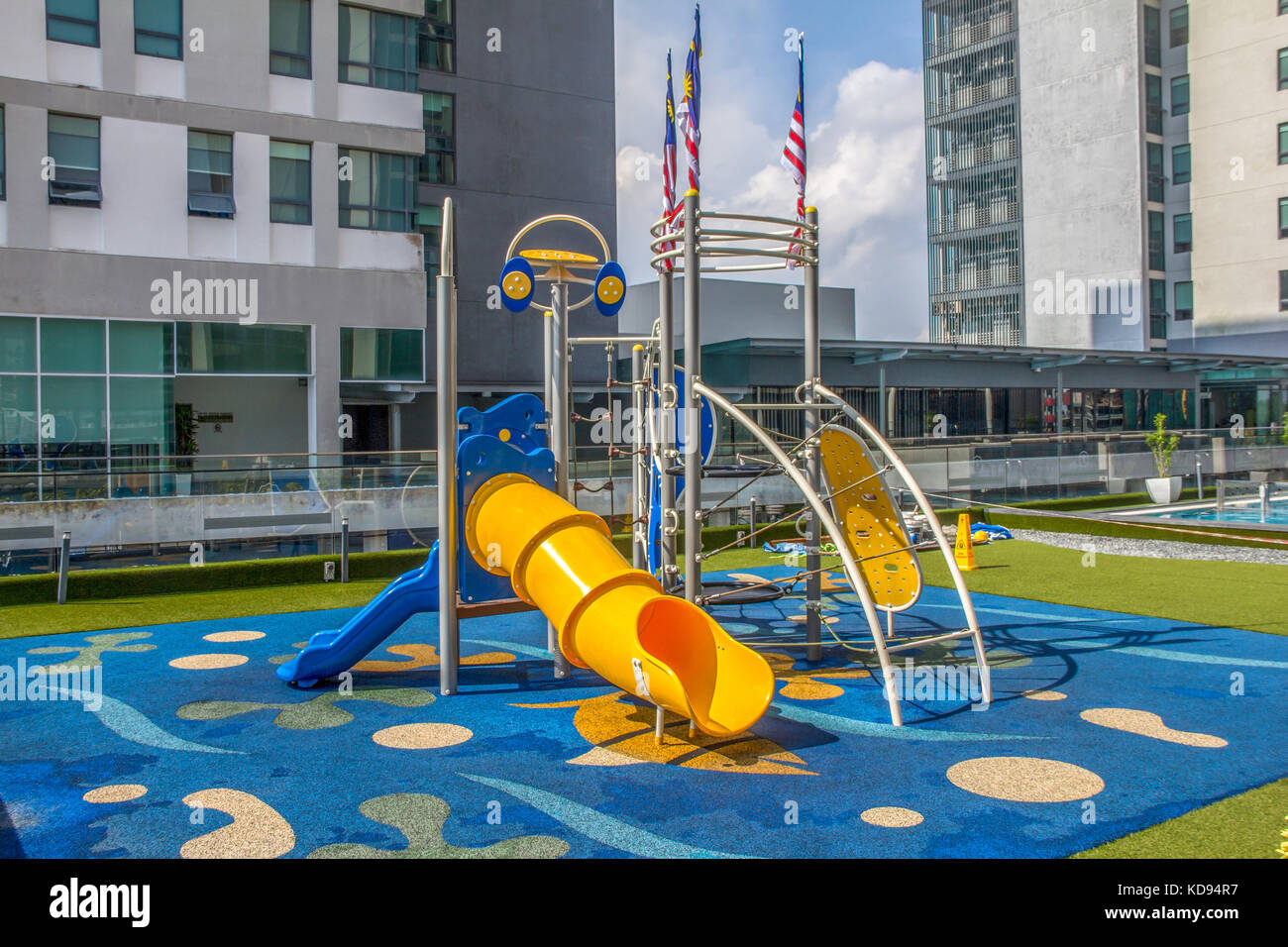 Le diapositive con parco giochi schoolyard ( ) / concept per l infanzia Foto Stock