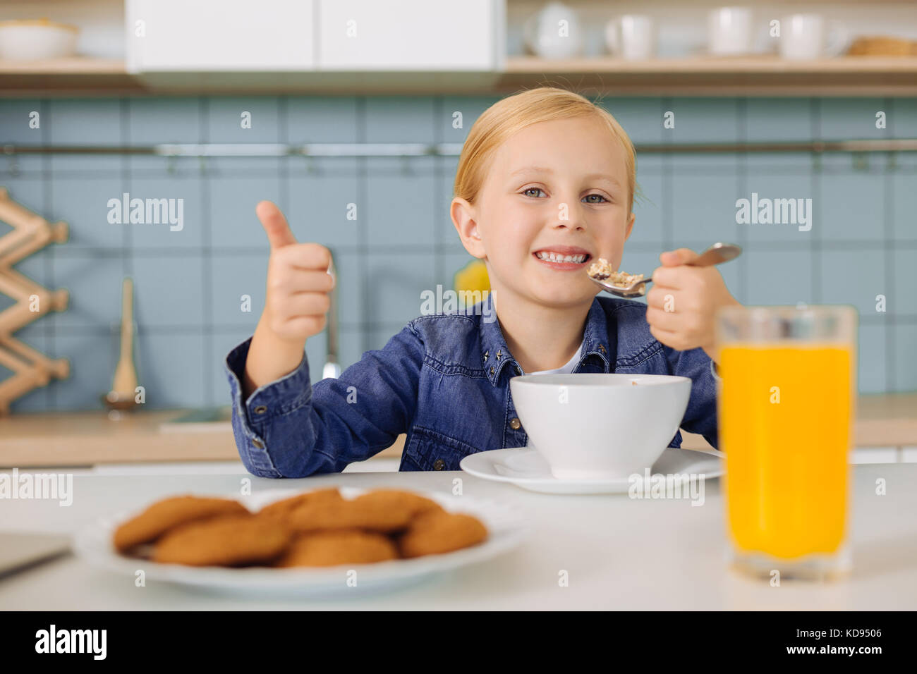 Allegro bella ragazza sorridente Foto Stock