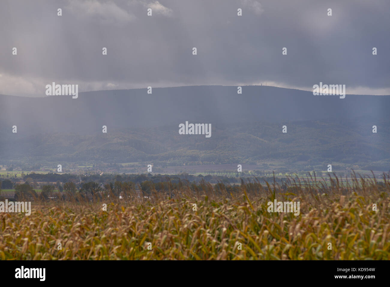 Cielo nuvoloso la tempesta e la pioggia su montagne scabrosi Sowie Owl Montagne Bassa Slesia Polonia Foto Stock