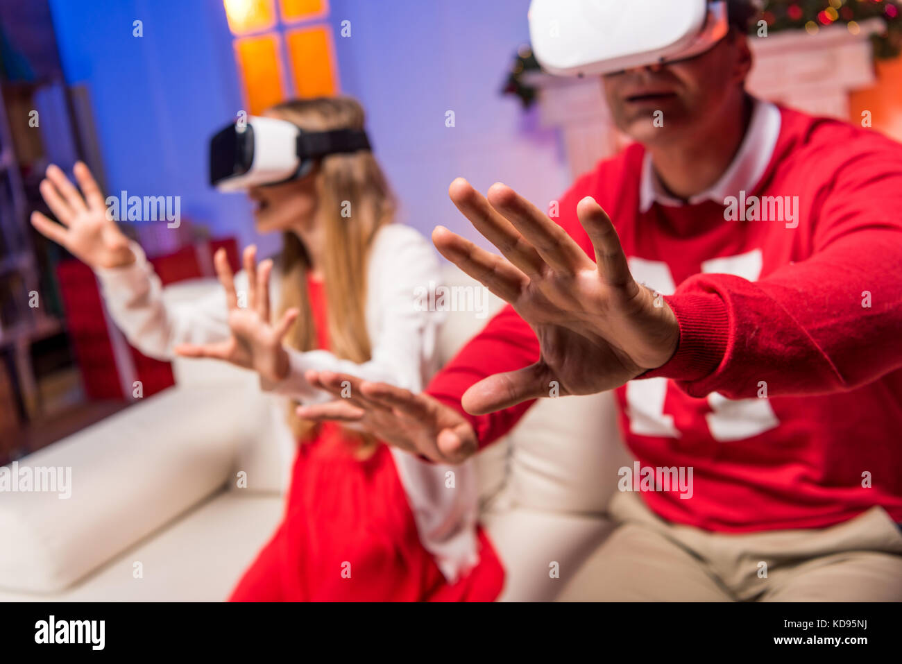 Padre e figlia in vr auricolari Foto Stock