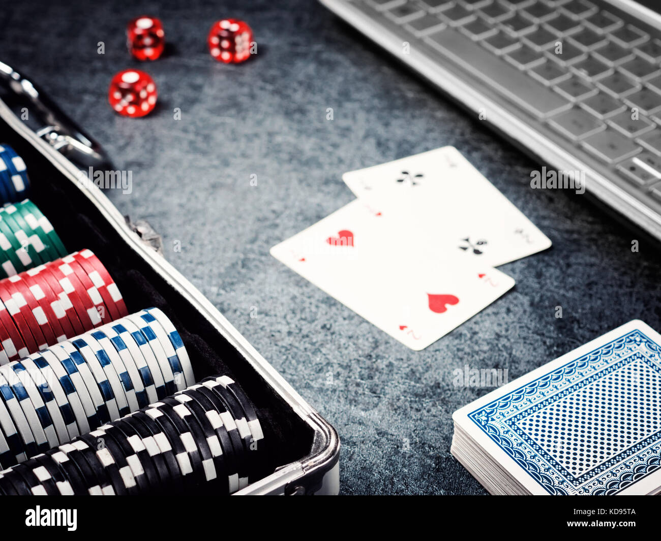 Serie di chip di poker o un contatore con carta, dadi in caso di metallo e il computer. Foto Stock