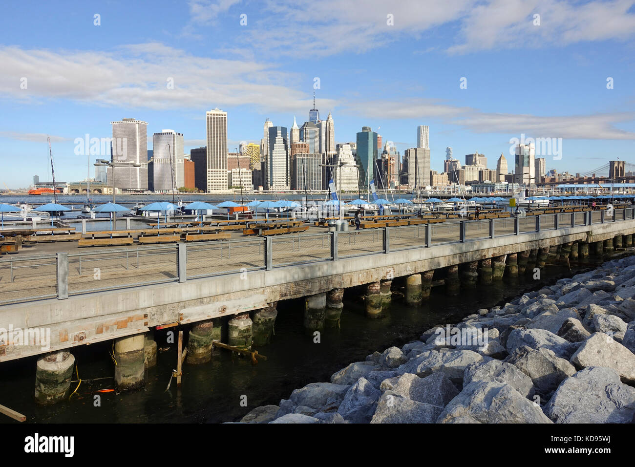 Skyline di Manhattan, dal ponte di Brooklyn Park, Foto Stock