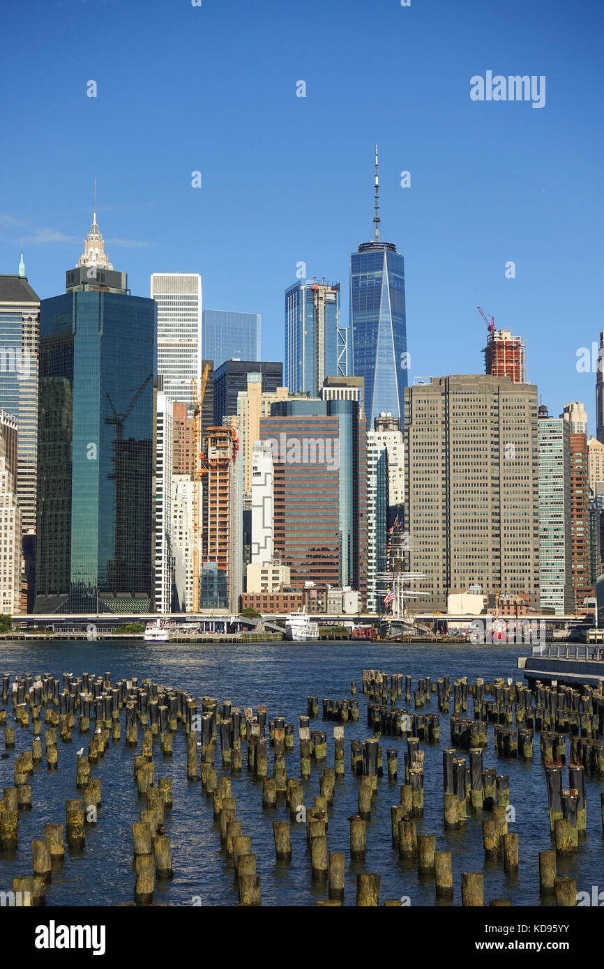 Skyline di Manhattan, dal ponte di Brooklyn Park, Foto Stock