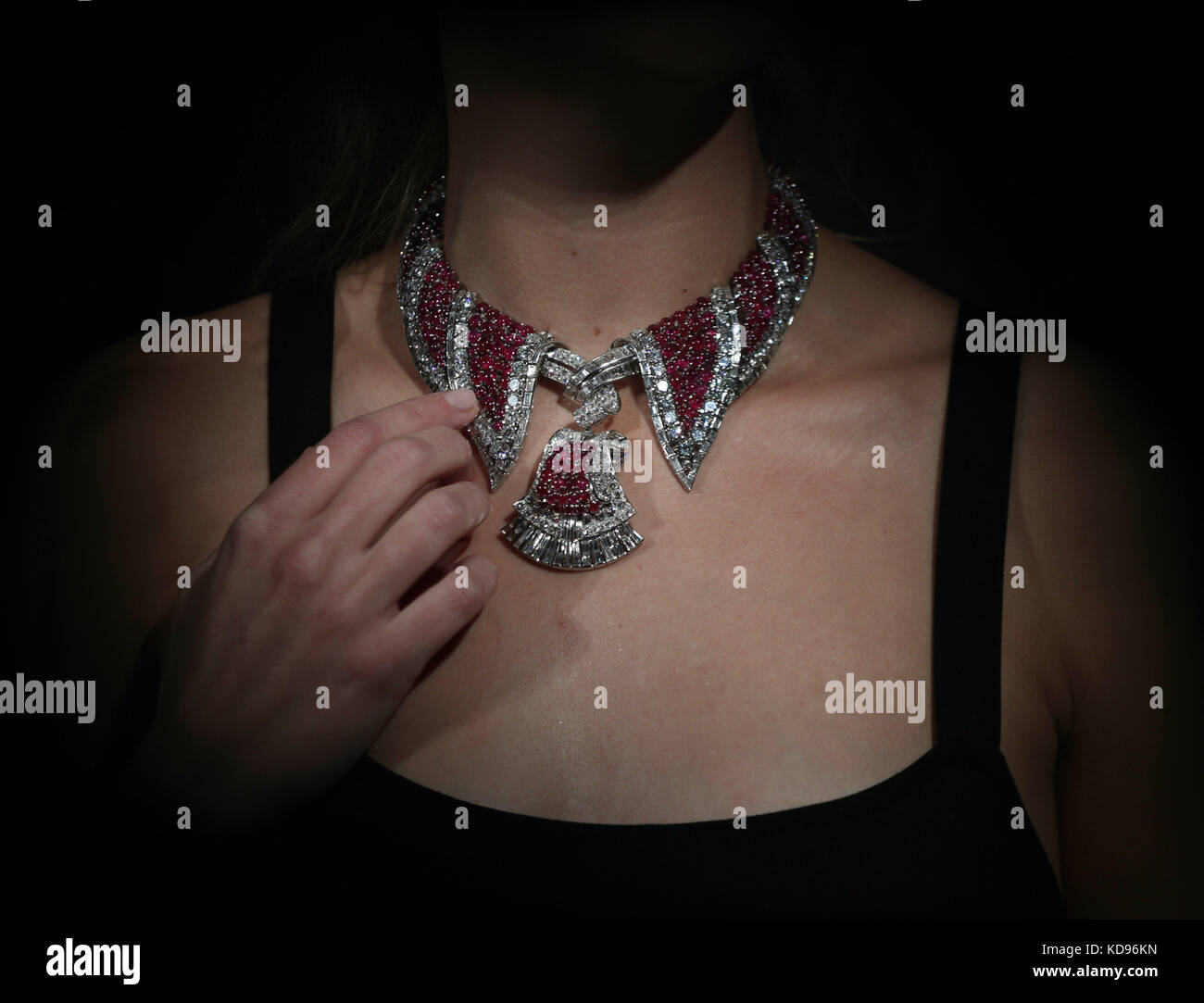Diamond and ruby necklace immagini e fotografie stock ad alta risoluzione -  Alamy